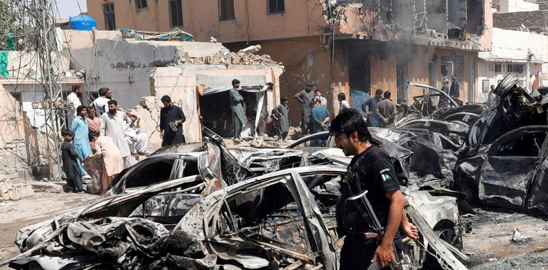Un polic&iacute;a trabaja en el zona del ataque terrorista de Pakist&aacute;n