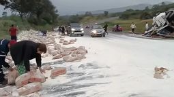&nbsp;Volcó camión con harina en Salta y la gente se robó la carga