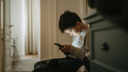 Preocupan las deformaciones en el cuerpo por el uso del celular