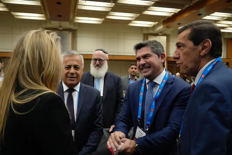 Karina Milei, Alfredo Cornejo, Marcelo Orrego y Carlos Sadir. Detrás, el empresario Eduardo Elsztain
