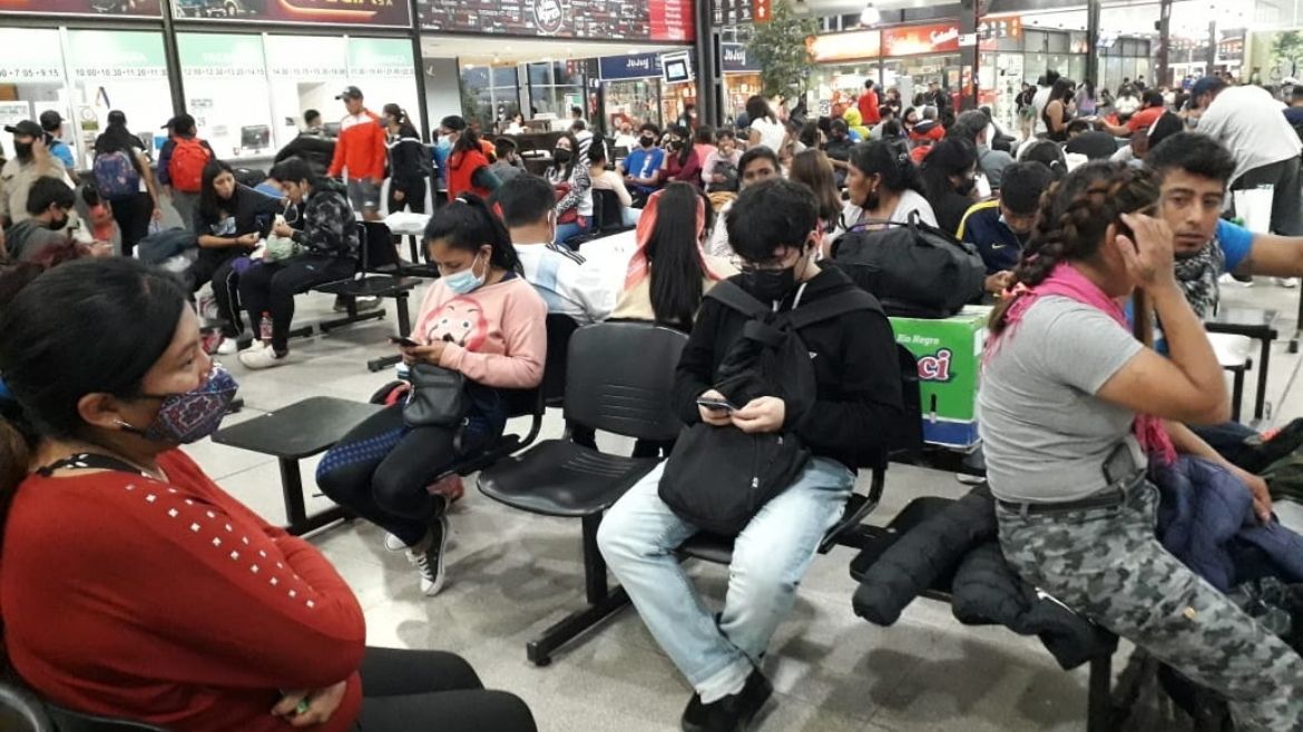 Gran cantidad de personas en la Terminal que viajarán a Punta Corral.