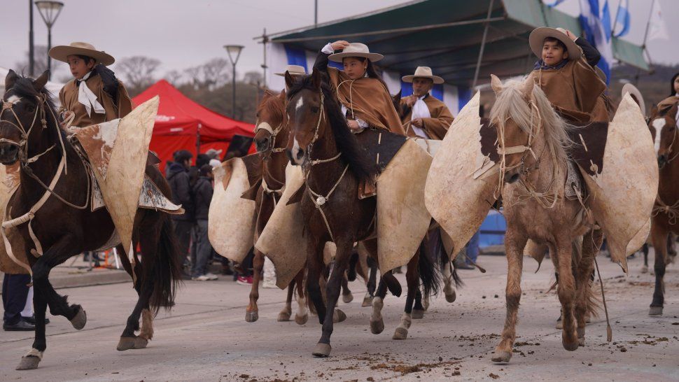 Gauchos desfilan por el 23 de Agosto, Éxodo Jujeño.