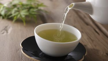 Una taza de té verde.