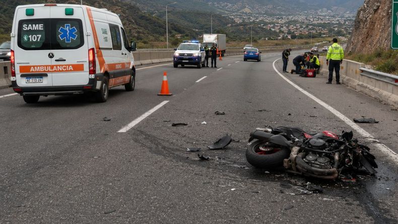 El perfil más repetido de las víctimas fatales fue el de varones jóvenes y usuarios de motos: - Imagen creada con IA 