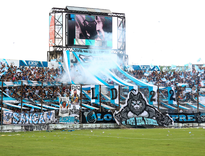 Hinchada de Gimnasia de Jujuy.