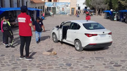Todo Jujuy | Un auto bajó las escaleras del Monumento a la Independencia