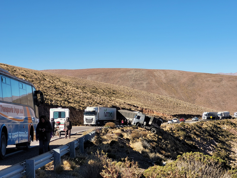 Triple choque de camiones en la Cuesta de Lipán. Triple choque de camiones en la Cuesta de Lipán.