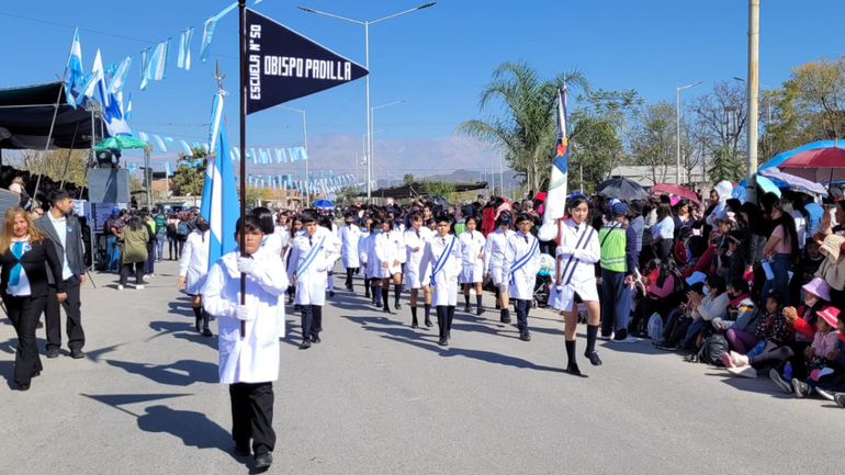 Las escuelas abren paso en el desfile cívico, militar y gaucho.