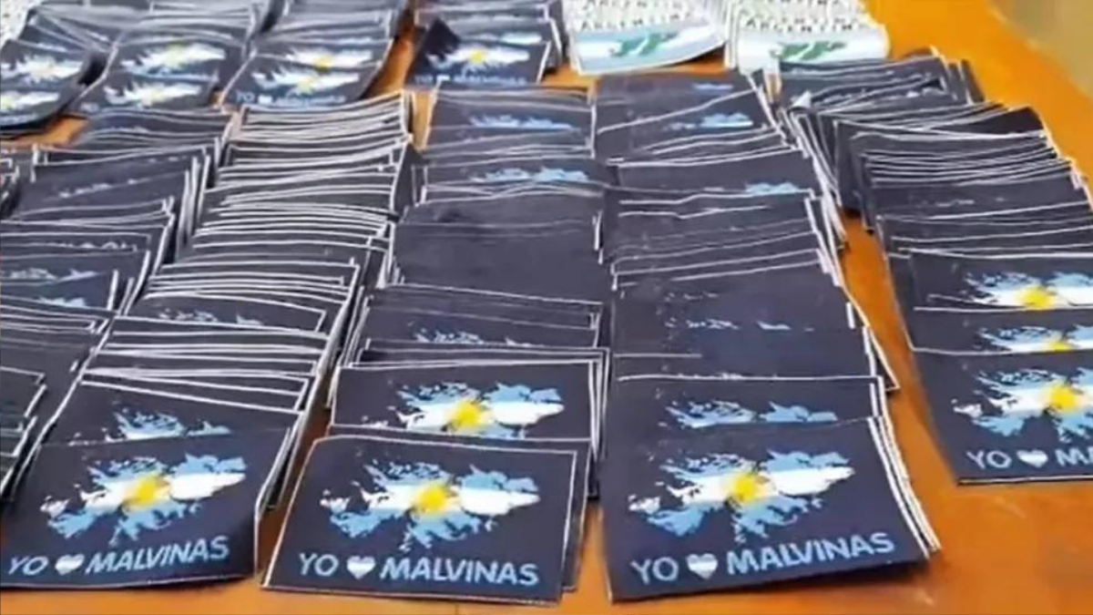 Esta tarde coserán el logo de las Islas Malvinas en delantales y guardapolvos.