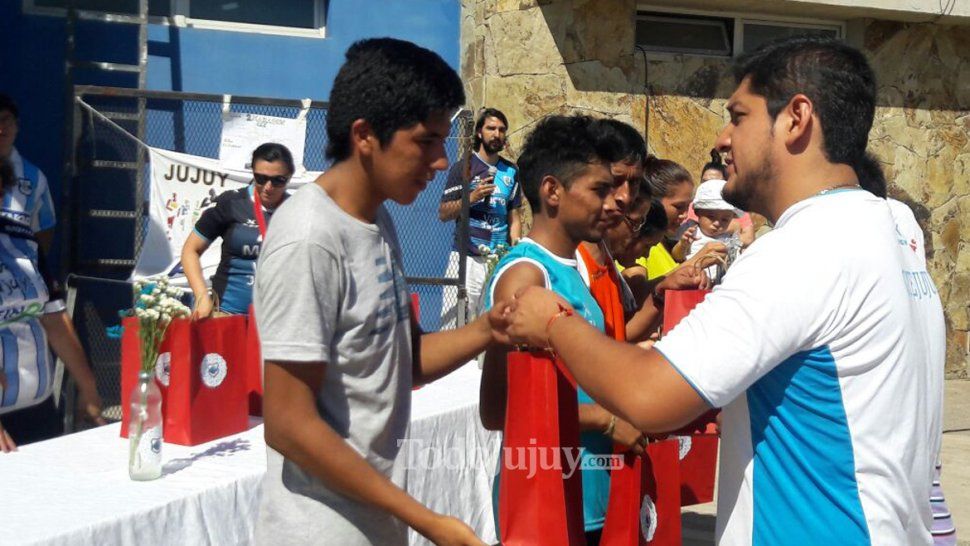 Deportistas e hinchas participaron de la maratón en homenaje a Gimnasia