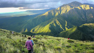 Miles de turistas visitan Capilla del Monte en busca de experiencias trascendentales y ufológicas.