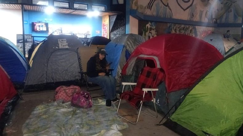 Fanáticos de Cazzu acampan en el estadio 23 de Agosto