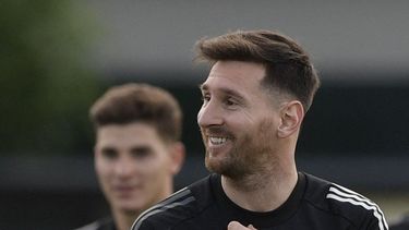 Messi completó todo el entrenamiento y empuja para ser titular frente a Uruguay.