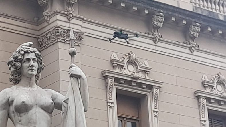 Traslado de las escultoras de Lola Mora 
