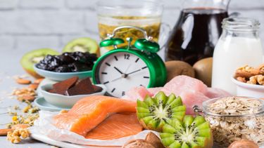 El impacto de la dieta sobre el sueño va más allá de lo que comemos justo antes de dormir.