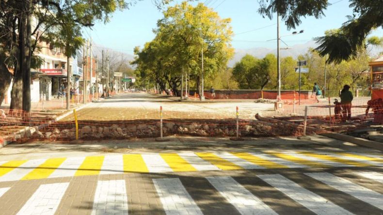 Pavimentación de la Avenida Hipólito Yrigoyen (Archivo)