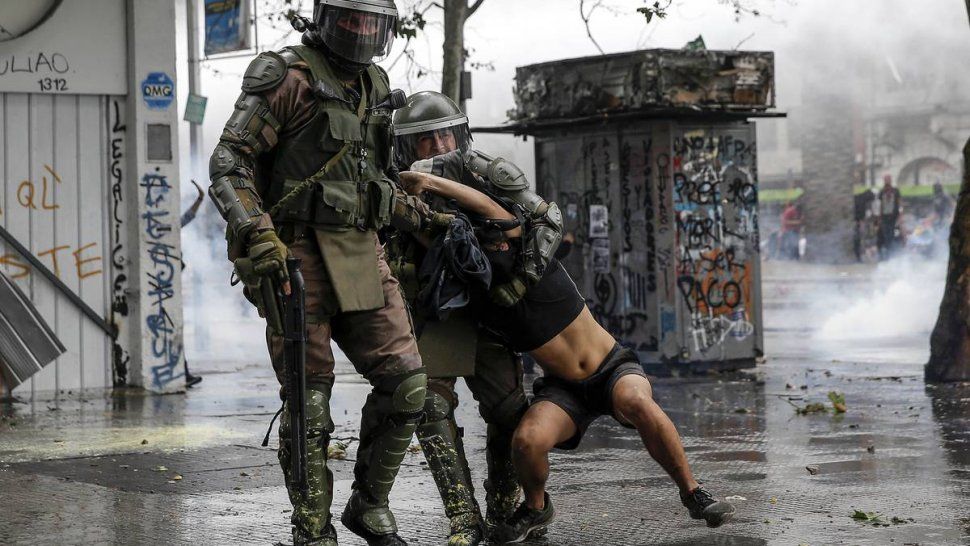 Chile: detienen a 12 argentinos por desorden público, violencia y robos