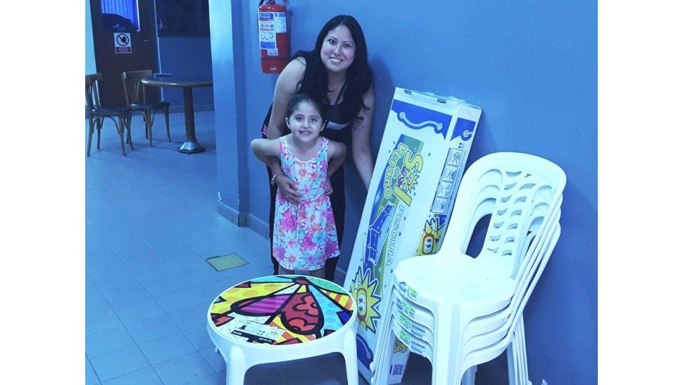 Tatiana junto a su Hija y el Kit de Vera