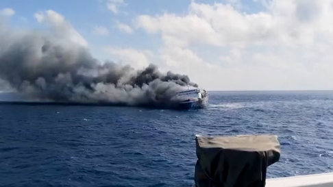 Todo Jujuy | La Agencia Regional de Búsqueda y Rescate de Surabaya informó que varios pasajeros saltaron al mar y fueron auxiliados por barcos cercanos.