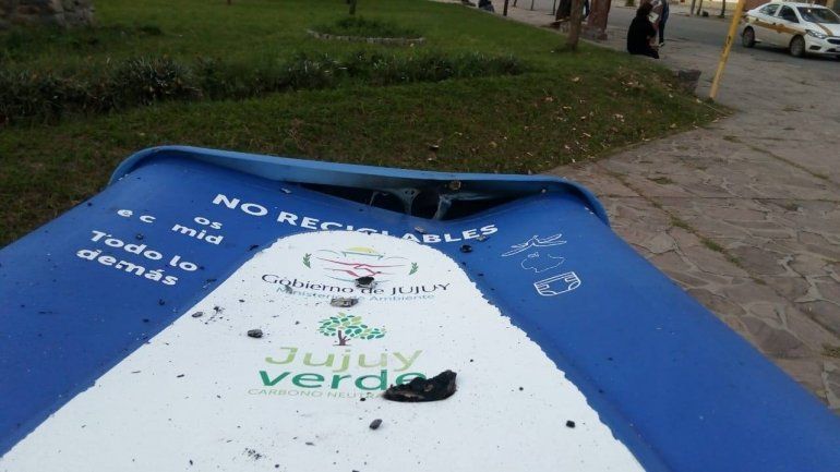 Incendiaron una campana de separación de residuos