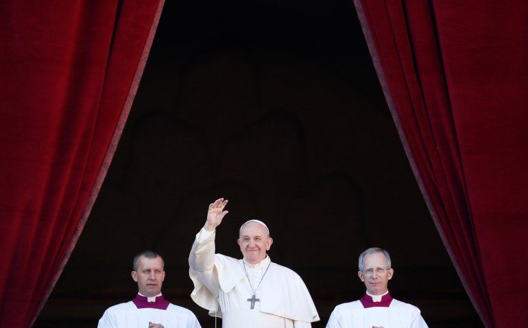 El Papa Francisco al momento de dar su mensaje Urbi et Orbi en el d&iacute;a de Navidad (REUTERS Yara Nardi)