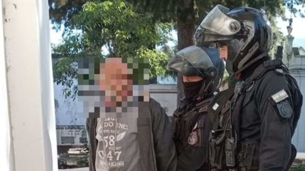 Intentaba robar placas de bronce del cementerio El Salvador y fue detenido
