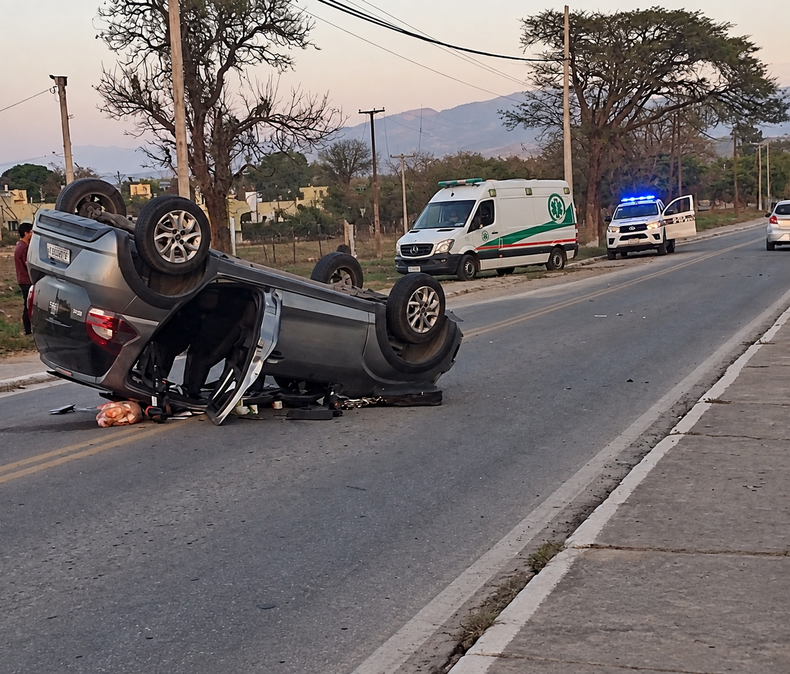 San Pedro: cuatro personas resultaron heridas tras un fuerte vuelco (imagen realizada con IA)