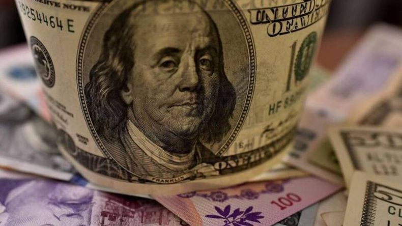 El dólar cierra el año en $210.
