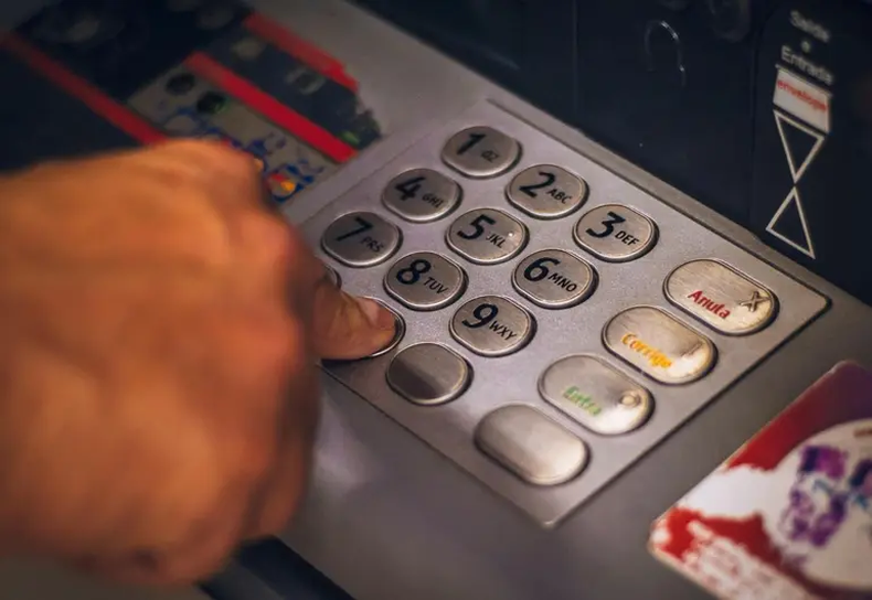 La tecla que debes presionar al terminar de retirar dinero en el cajero. Foto: Canva