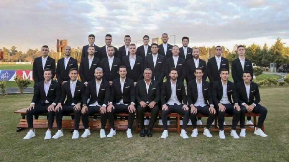 Saco, chupín y zapatillas: el look oficial de la Selección Argentina