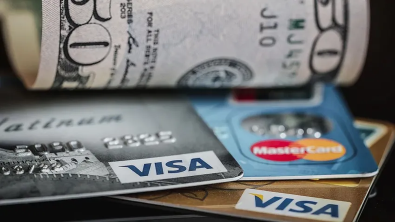 Qué es dólar tarjeta El dólar tarjeta es el tipo de cambio que rige para todas las transacciones, de compra de bienes o servicios en el exterior, que se paguen mediante tarjetas de crédito o débito emitidas en la Argentina.