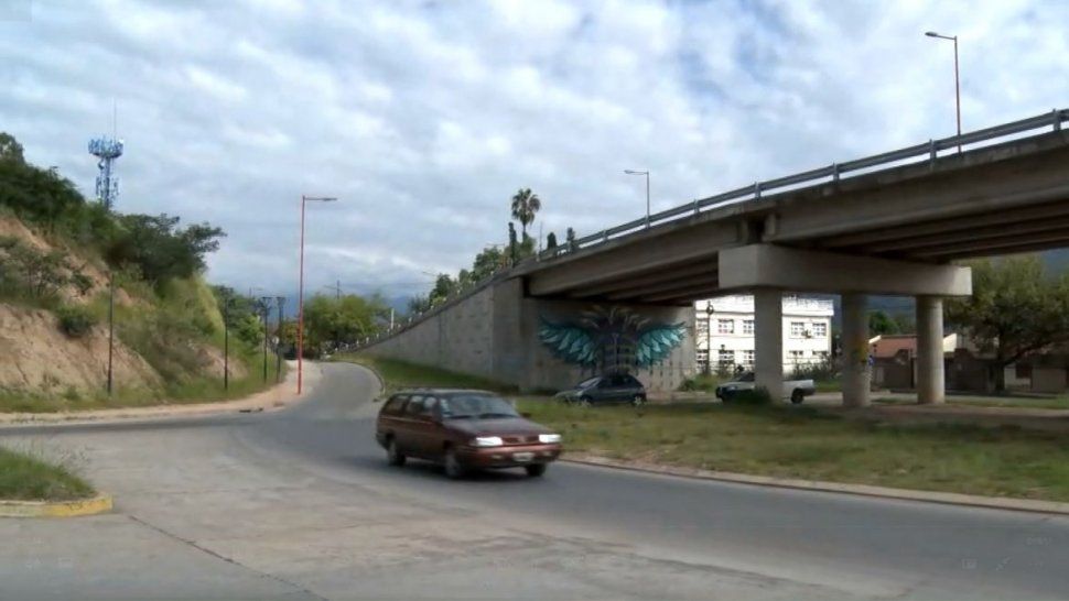 El puente que no lleva a ningún lado y solo entorpece el tránsito en avenida Bolivia.
