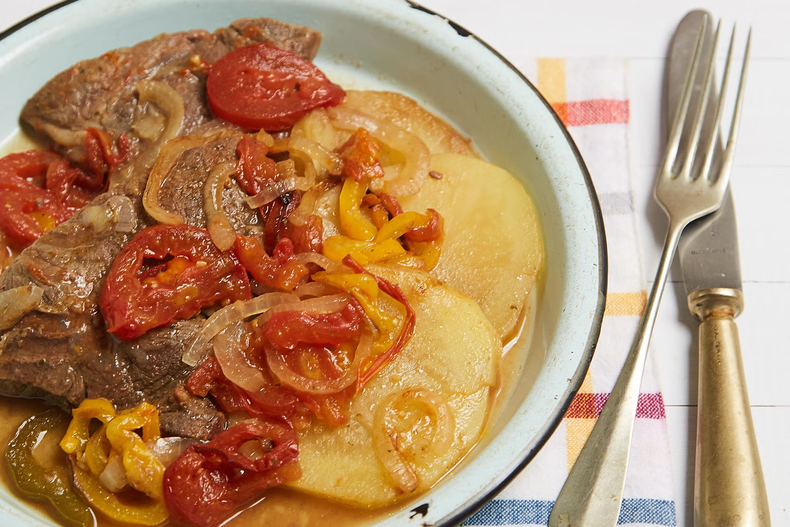 Receta de Bifes a la Criolla Este plato es ideal para esos días que buscas degustar algo tradicional y casero, combinando el sabor de las verduras, las hierbas aromáticas y la carne