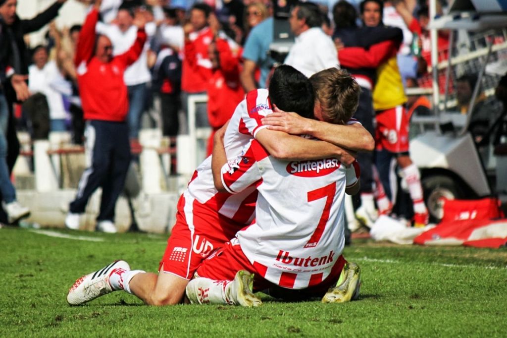 Unión vuelve a primera