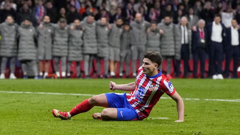 La UEFA pedirá revisar la regla que anuló el penal de Julián Álvarez