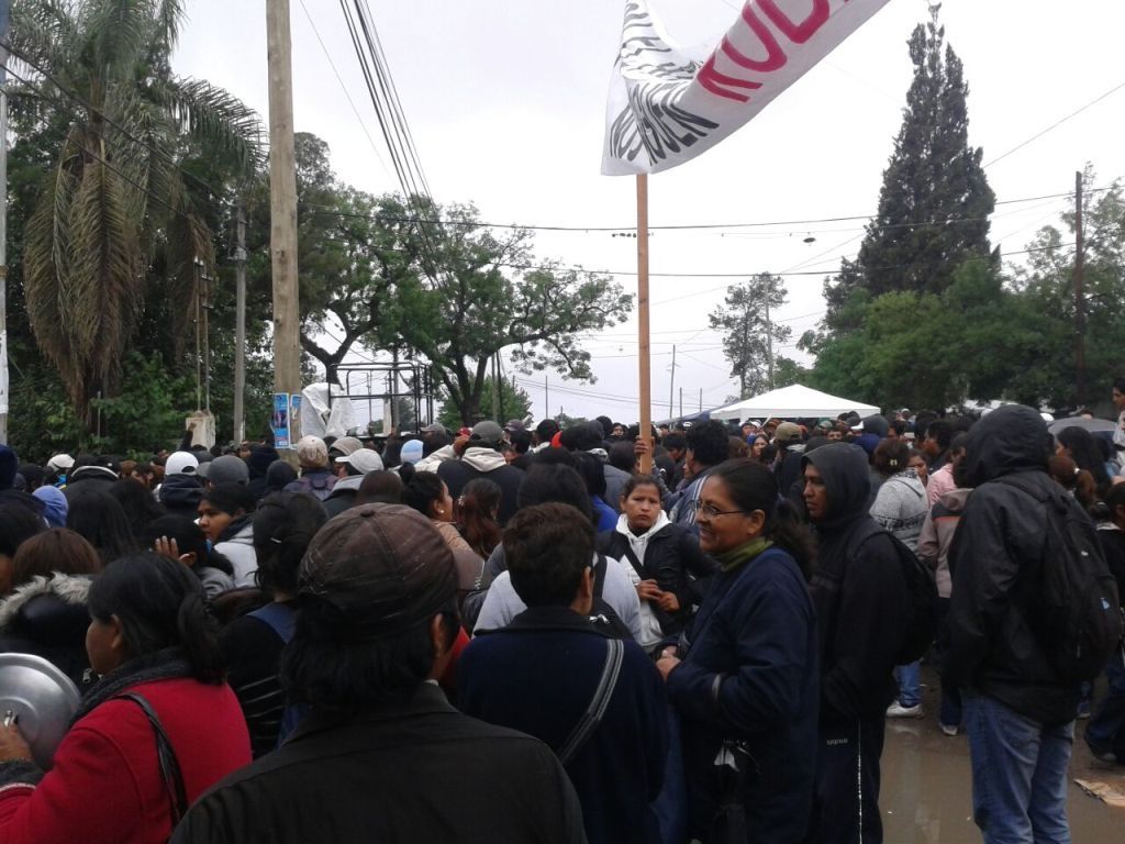 Multitud frente al Concejo