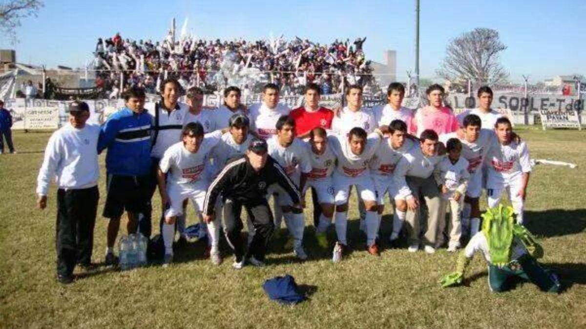 El equipo de Altos Hornos Zapla que logró el ascenso en Santa Fe.