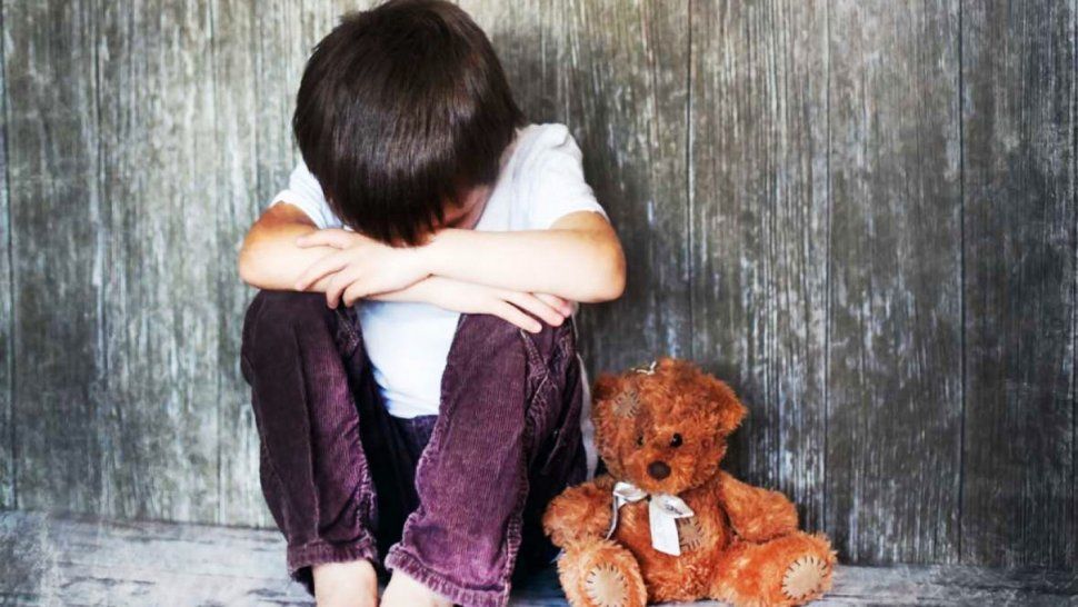 Tres niños abandonados por sus padres pedían comida en la calle