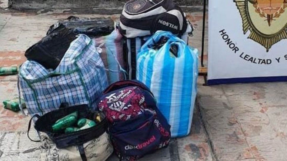 detienen a una mujer profuga por un robo con 90 kilos de hojas de coca