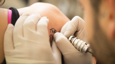 Se quiso tatuar una imagen con el texto Propiedad de Víctor pero la tatuadora se negó a hacerlo.