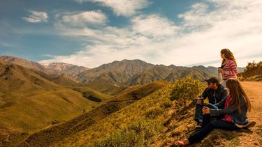 Un pueblo low cost en La Rioja que ofrece vino, lagunas y paisajes de montaña. Un pueblo low cost en La Rioja que ofrece vino, lagunas y paisajes de montaña.