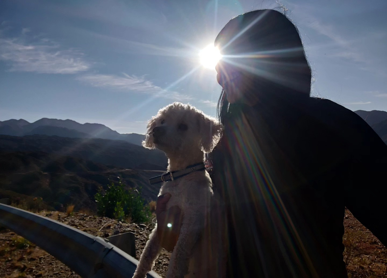 Pancho, su fiel mascota la acompañó en esa travesía.