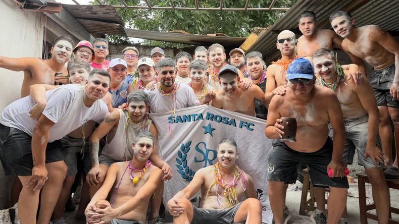 Los compadres celebran su jueves a puro talco y fiesta.