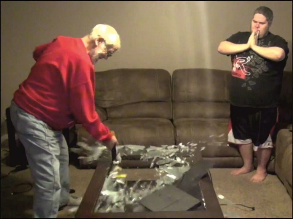 Abuelo destruye PlayStation de su nieto