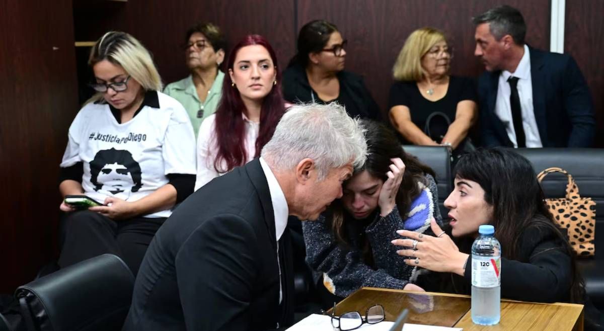 la impactante foto que mostro el fiscal en el juicio: asi murio maradona
