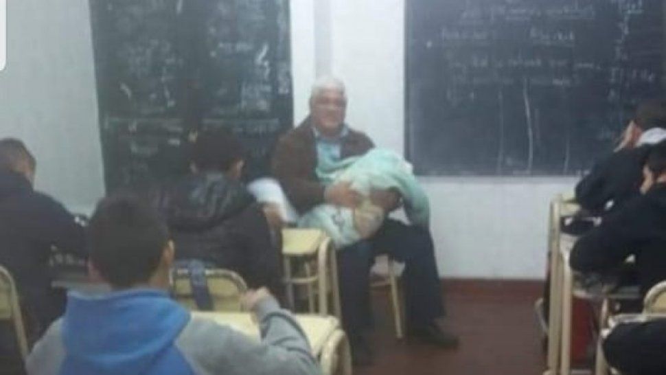 Ejemplo de docente: cuidó a un bebé mientras su mamá rendía un examen