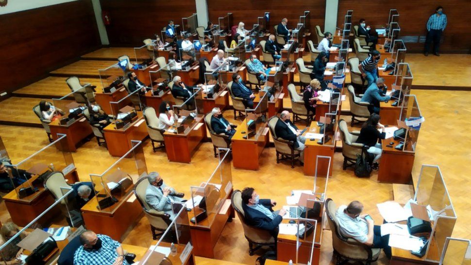 la legislatura provincial aprobo el presupuesto 2021