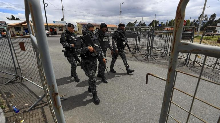 Cada aspirante a policía de Ecuador  deberá llevará su propia cama, colchón y armario en donde también los uniformes serán costeados por ellos mismos. 