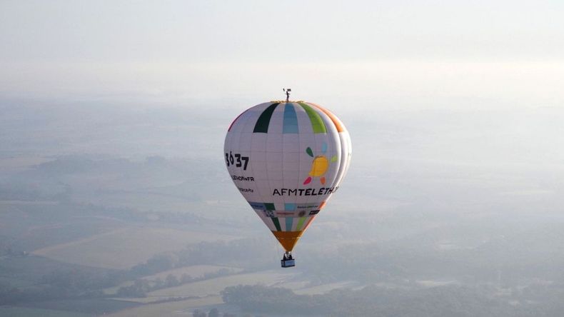 Remi Ouvrard rompe el récord mundial por estar parado sobre un globo aerostático&nbsp;
