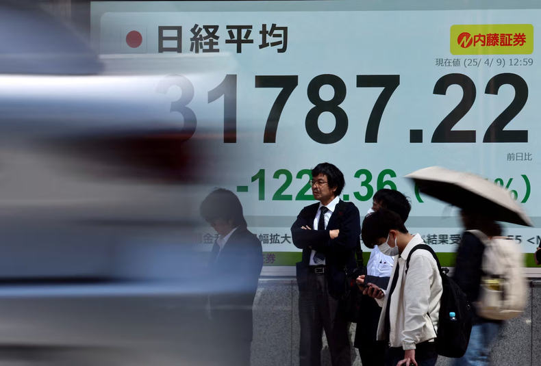 La medida, anunciada como parte de una estrategia de “aranceles recíprocos”, provocó un desplome cercano al 4% en Tokio. La bolsa de Hong Kong, el Hang Seng, cerró con un avance de 0,68%, tras revertir la fuerte caída que sufrió a la apertura.